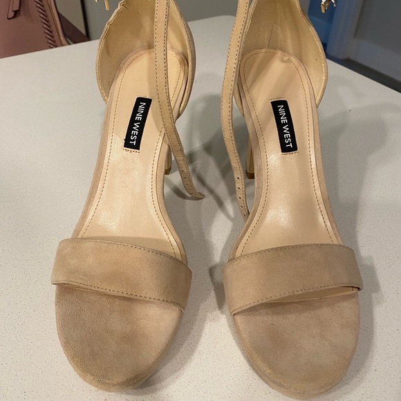 Nine West cream faux suede straps heels size 9M - Picture 3 of 7